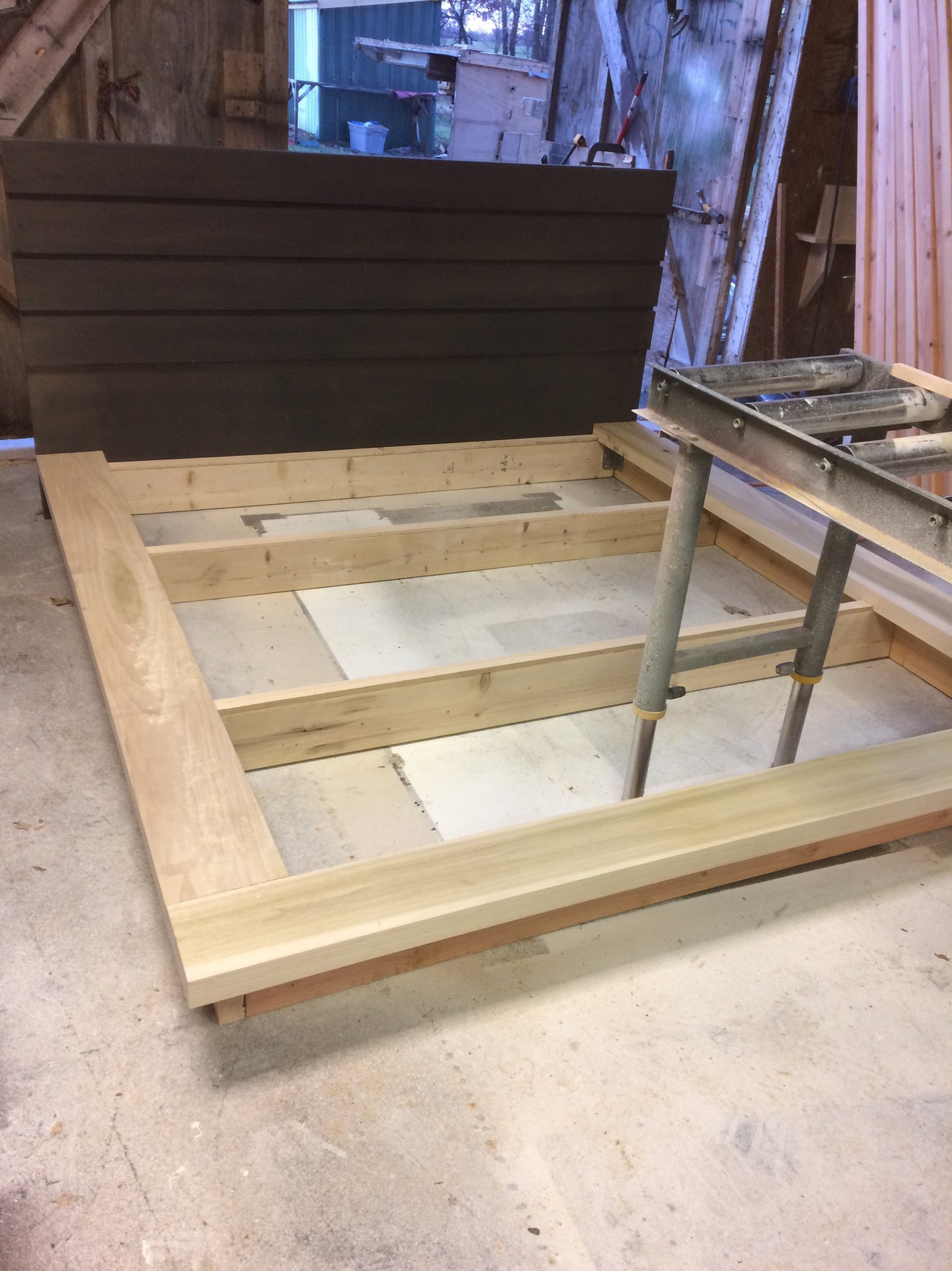 The Provincial High-End Guest Retreat Queen Platform